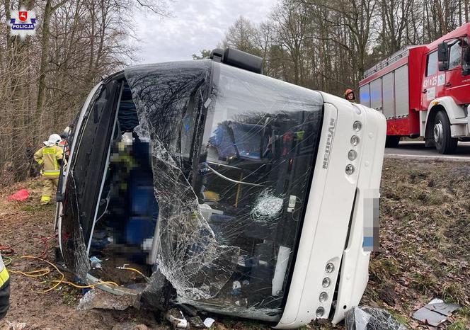 Łopiennik Podleśny. Groźny wypadek autokaru na DK 17. Wśród rannych dzieci