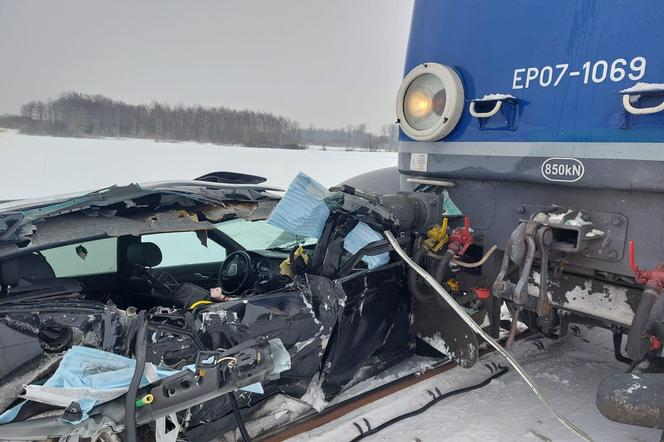 Zderzenie pociągu z samochodem w Charnowie. W wypadku ucierpiała jedna osoba