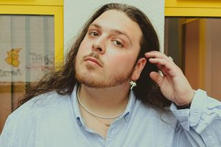 Jakub Zaron wspomina szkolną chemię młodych serc w nowym singlu chemia (nowa era) 