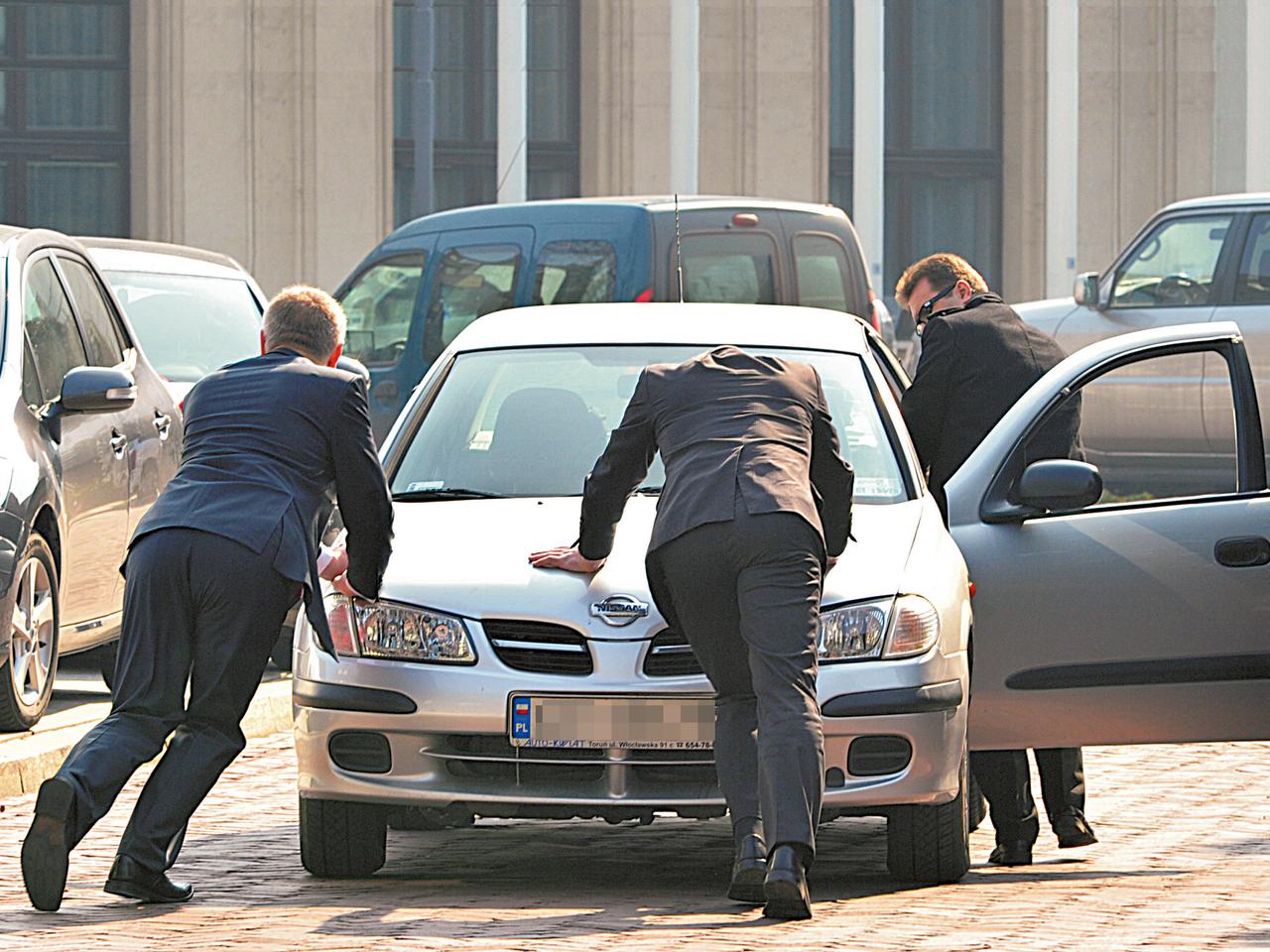 Girzyńskiemu stanęło koledzy popchnęli!