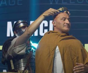 Marcin Najman koronował się na cesarza! Rzymscy legioniści wpadli na scenę CLOUT MMA, prawdziwy HIT [WIDEO]