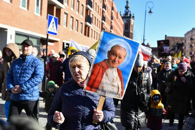 Tysiące osób na Marszu Wdzięczności za  Jana Pawła II w Gdańsku 