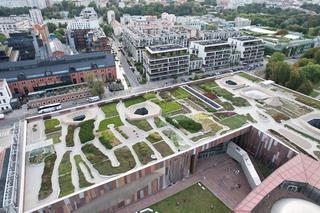 Widok z bliska na dach Biblioteki Uniwersyteckiej w Warszawie 