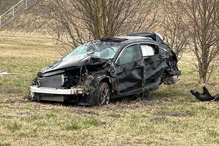 Koszmarny wypadek pod Brwinowem. Z koziołkującej hondy wypadli pasażerowie i kierowca. Jedna osoba zginęła na miejscu