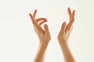 Codzienna pielęgnacja dłoni: wygładzanie suchych i szorstkich dłoni