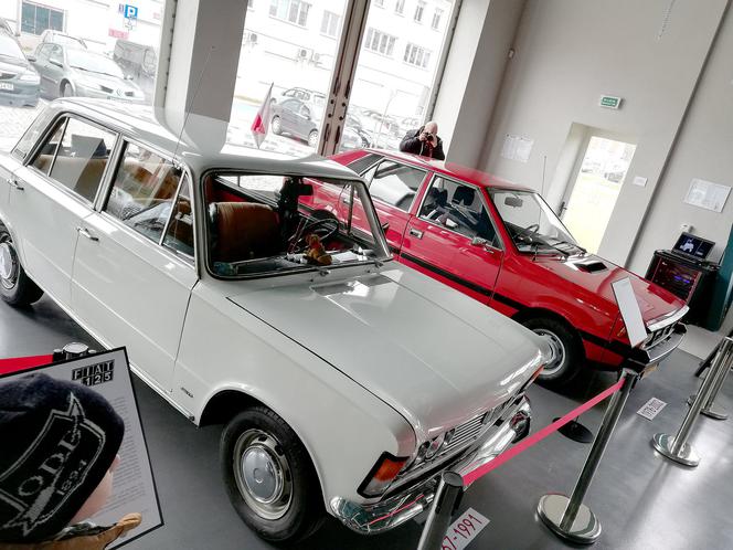 Kochajmy Polskie Klasyki. Wystawa legendarnych aut w Olsztynie trwa