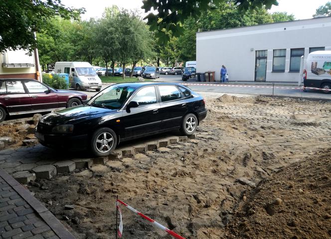 Białystok. Drogowcy uwięzili auto na osiedlowym parkingu