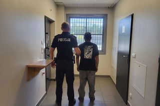 Przewoził w bagażniku dwóch Afgańczyków. Wpadł podczas policyjnej akcji na A2