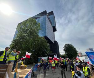 Rolnicy wjechali z gnojem na Europejski Kongres Gospodarczy w Katowicach. Protest przeciwko Zielonemu Ładowi