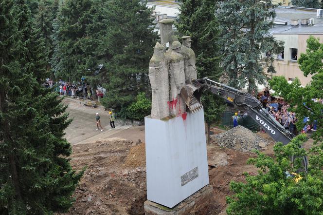 Zburzyli komunistyczny pomnik w Nowogardzie