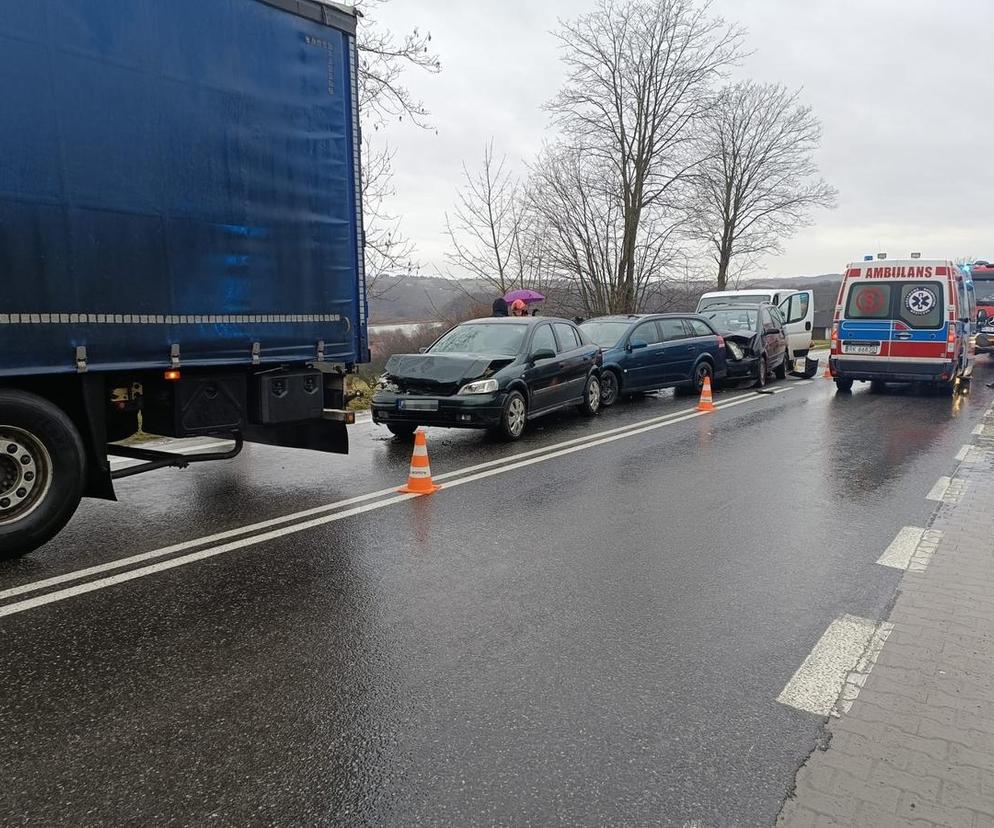 Karambol w Sławęcinie. Zderzenie pięciu pojazdów, w tym ciężarówki