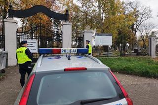 Policjanci byli na cmentarzach