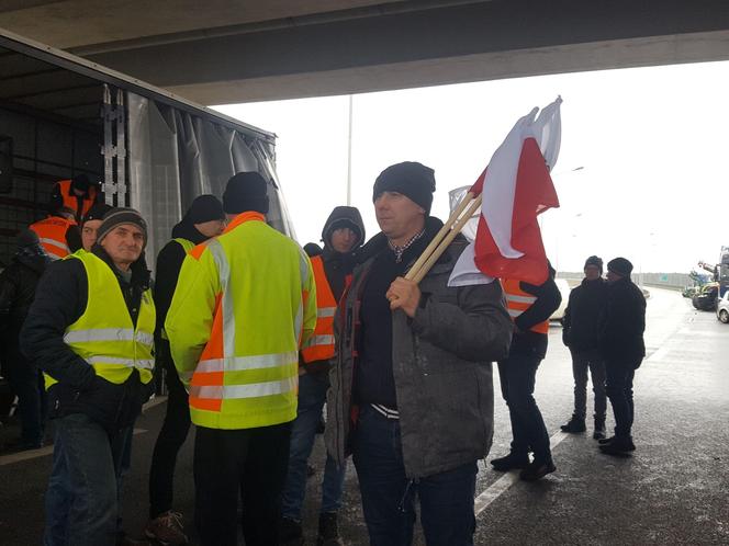 Lekceważenie władzy jest absolutne - skarżą się rolnicy protestujący na S5 koło Leszna. To jeden z większych protestów w kraju 