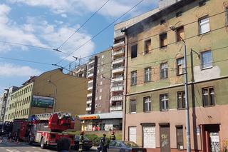 Pożar na Niemierzyńskiej. Pali się opuszczona kamienica [ZDJĘCIA, WIDEO]