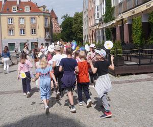 Dni Bajki 2024. W centrum Olsztyna zrobiło się bajkowo. Dzieci przejęły władzę nad miastem [ZDJĘCIA]