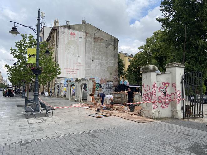 Znika mur na OFF Piotrkowskiej w Łodzi