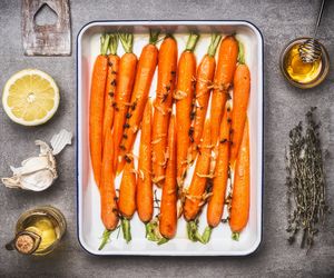 Młoda marchewka pieczona z miodem i czosnkiem