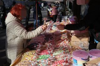 Nie do wiary, co sprzedają pod cmentarzami. Nie tylko wiązanki i znicze