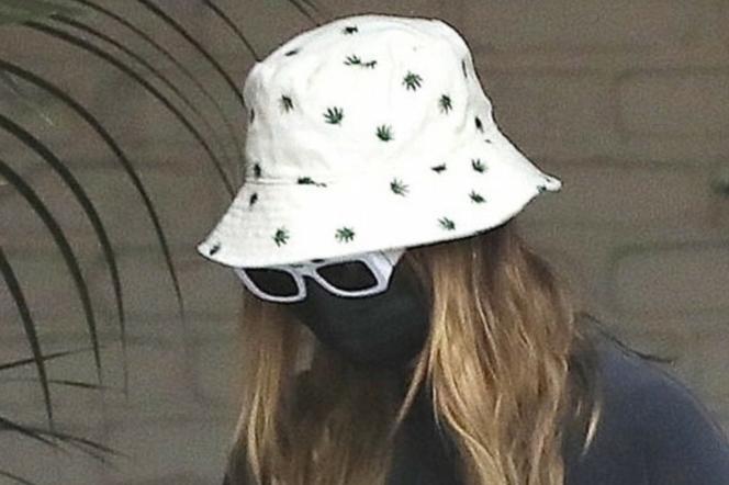 Hailey Bieber - kapelusz we wzór z liśćmi konopi