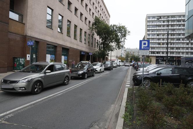 Rozkopane i zamknięte centrum Warszawy. Nie ma jak dojechać do urzędów, banków i sądów. Czy drogowcy puszczą ruch przez nowy deptak?!