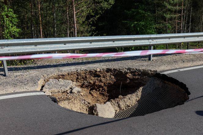  Zapadliska na obwodnicy Bolesławia. Nowa droga z dziurami jak leje po bombie