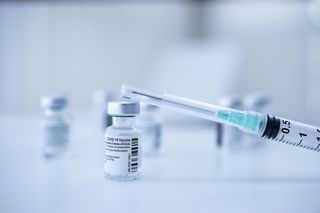 Ruszyły zapisy 49-latków na szczepienie przeciw COVID-19
