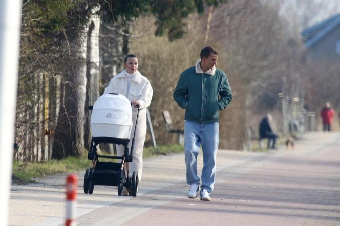 Jakub Rzeźniczak z partnerką, córką i psem