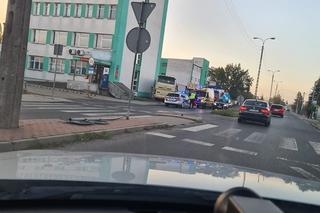 Gniezno. Autobus wjechał w budynek! Kierowca zasłabł za kółkiem?!