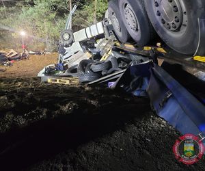 Groźny wypadek w powiecie zawierciańskim. Samochód ciężarowy dachował w rowie. Dwie osoby uwięzione