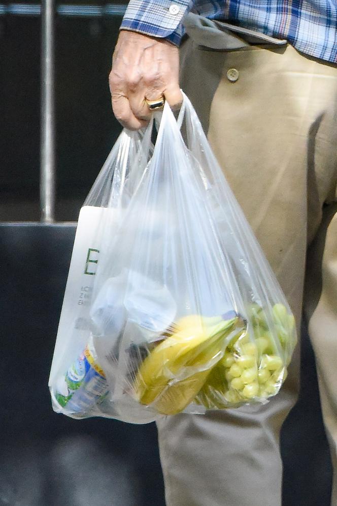 Jerzy Połomski kupuje gazetę "Super Express", winogrona, banany i łososia