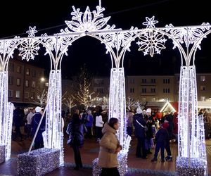 Bytomski rynek świeci się jak choinka. Gwiazda DeLoreana rozświetliła Bytomski Jarmark Świąteczny