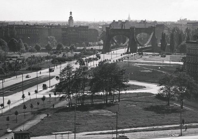 1965, Widok w kierunku południowo-wschodnim. Na dole kadru widoczny przystanek tramwajowy przy ul. Marii Curie-Skłodowskiej