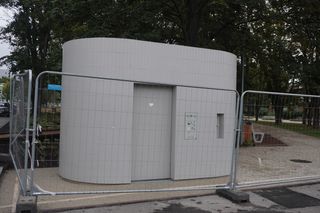 Toaleta publiczna za 484 tys. złotych na Skwerze Gwary Warszawskiej w stolicy