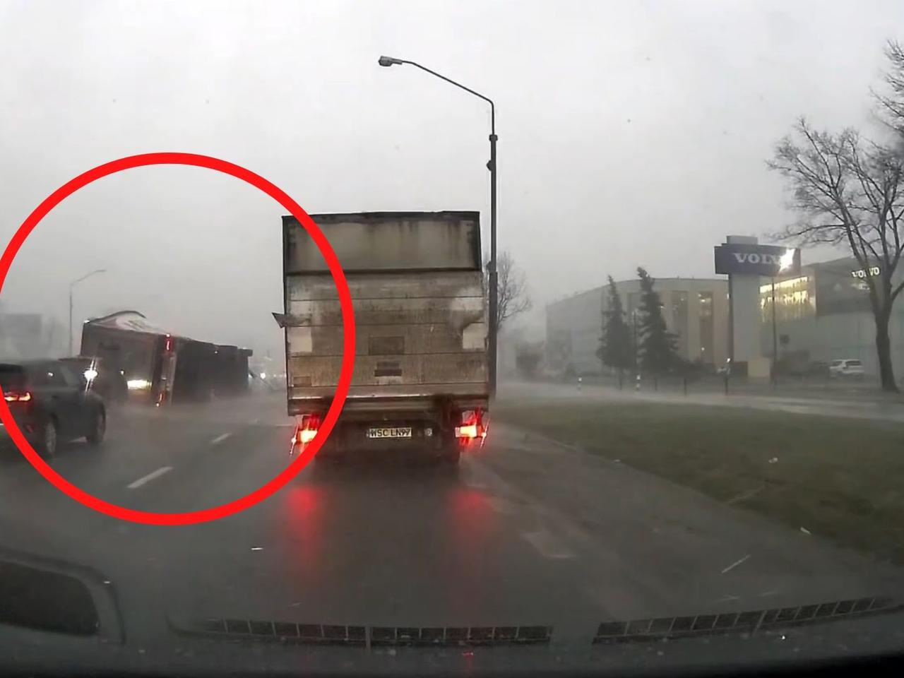 Warszawa: WIATR WYWRACA CIĘŻARÓWKĘ NA AUTO OSOBOWE - wideo trafiło do sieci!