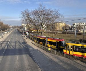Zderzenie tramwaju z samochodem w Warszawie. Duże utrudnienia 