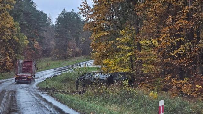 Wypadek w pobliżu Konotopu - wojskowa ciężarówka w rowie 