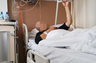 Blondynka zmiażdżyła jądro rolnikowi. Grozi mu amputacja!