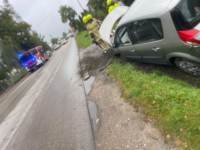 Samochód w rowie, kolizja na DK2