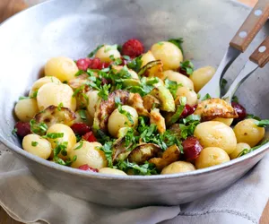 Sałatka strasburska. Niebanalne połączenie ziemniaków, kiełbasy i świeżych ziół