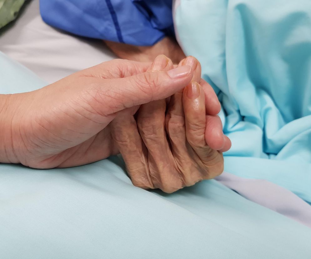 W cierpieniu i niegodnie, wymiotując krwią, z wiadrem na szyi. Tak umiera się w Polsce