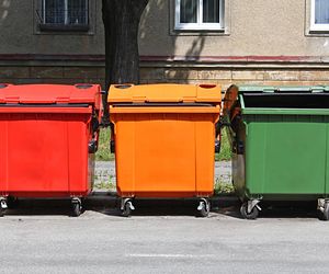 Co wrzucać do czerwonych koszy?