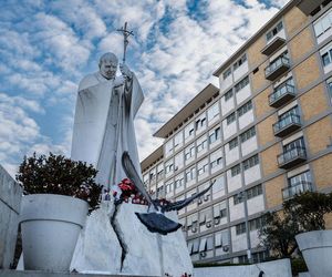 Wierni modlą się za papieża Franciszka. Tłum pod kliniką Gemelli w Watykanie