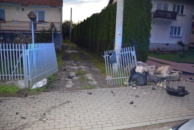Pod Tarnowem PIJANY kierowca busa staranował ogrodzenia dwóch domów! Chciał uciec rowerem