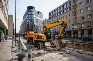 Ciężki sprzęt zrywa asfalt z ul. Złotej w Warszawie. Za 2 lata będzie tu zielono