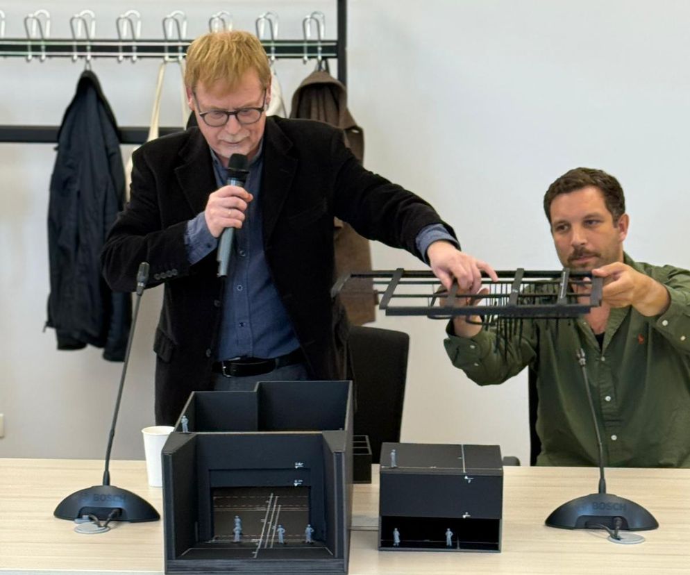 dyrektorzy Teatru Współczesnego w Szczecinie: Mirosław Gawęda i Michał Buszewicz prezentujący makietę dużej sceny