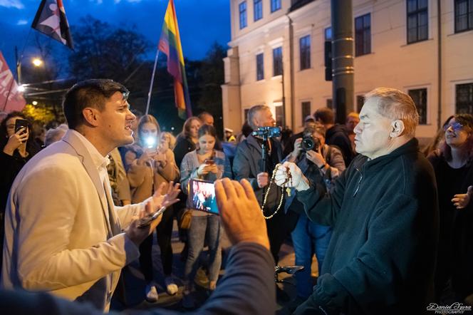 Tańczący protest pod krakowską kurią