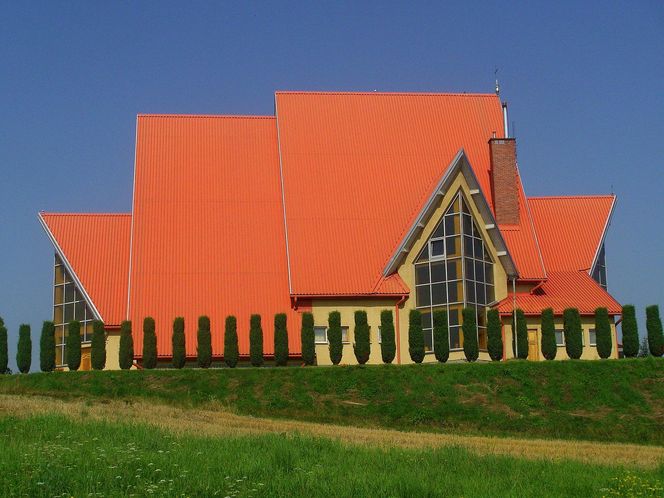 To jedna z najpiękniejszych małopolskich wsi. Kiedyś należała do biskupa 