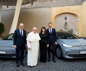 Papież będzie jeździł elektrycznym Volkswagenem. Nowe samochody dla Watykanu 