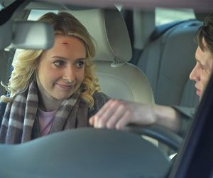 Pierwsza miłość, odcinek 4017: Oskar (Filip Gurłacz), Kaja (Elżbieta Trzaskoś)