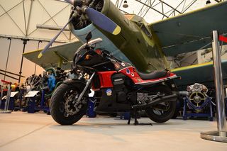 To nie lada gratka dla miłośników filmu „Top Gun”. Do Muzeum Sił Powietrznych w Dęblinie trafił motocykl KAWASAKI GPz 900R NINJA, na którym w tym kultowym filmie jeździł Tom Cruise!